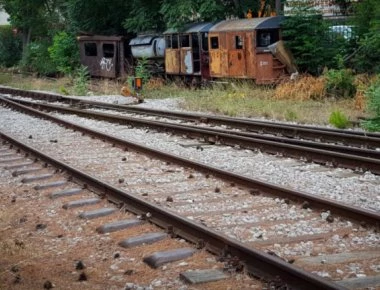 Ως εκ θαύματος σώθηκε κοριτσάκι από φρικτό ατύχημα - Πέρασε τρένο από πάνω του! (βίντεο)